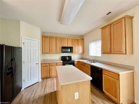 5th image of 101 Queensberry Ct