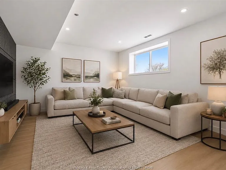 2142 Daytona Ave — Photo 4