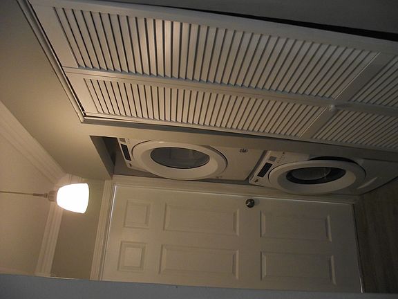 2nd image of 6423 N Damen Ave APT 1W