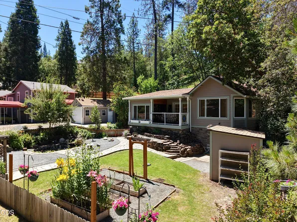 12 Pine St, Shady Cove, OR 97539
