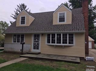 156 Ash St, Floral Park, NY 11001