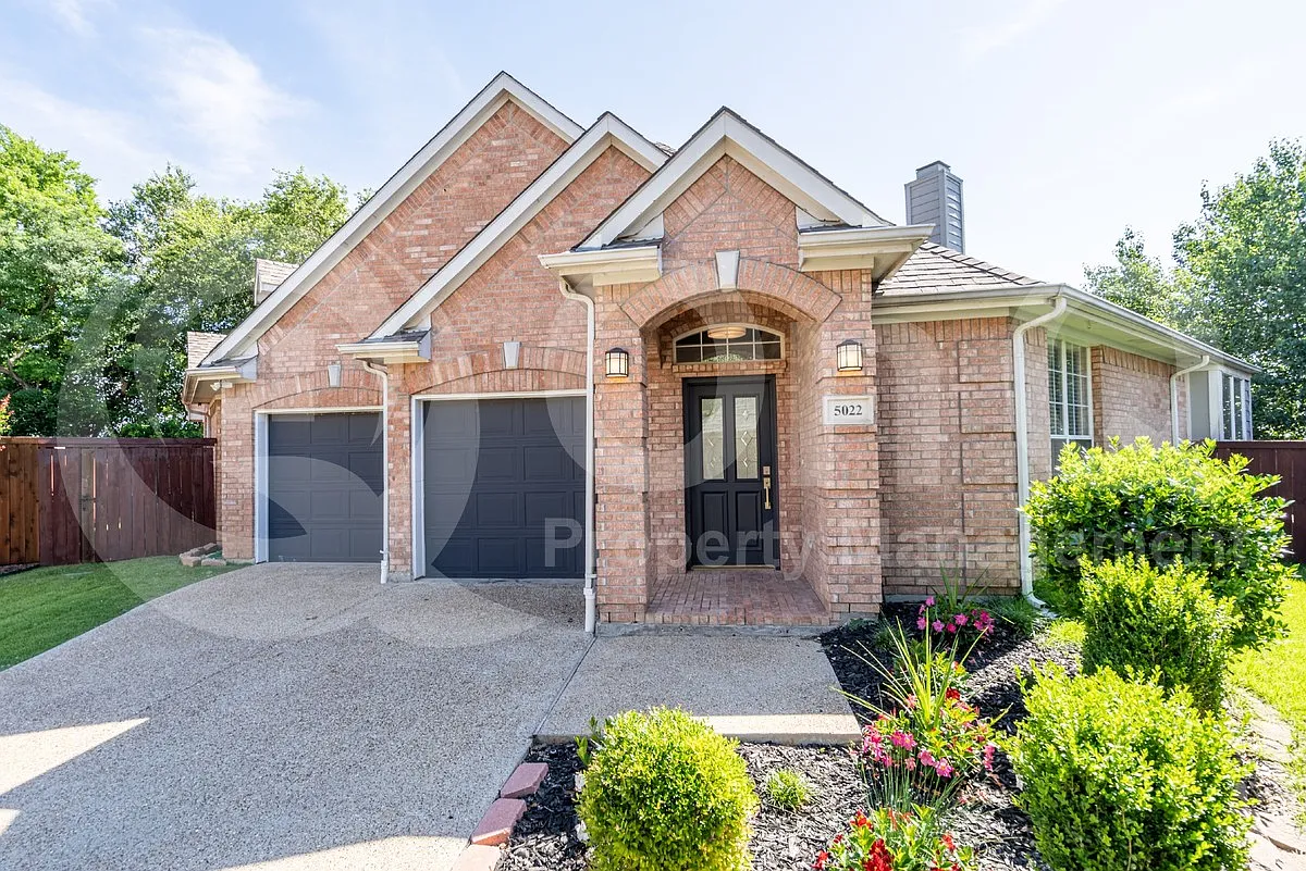 3 bed, 2.0 bath, 1777 sqft, $2,399 — Photo 2