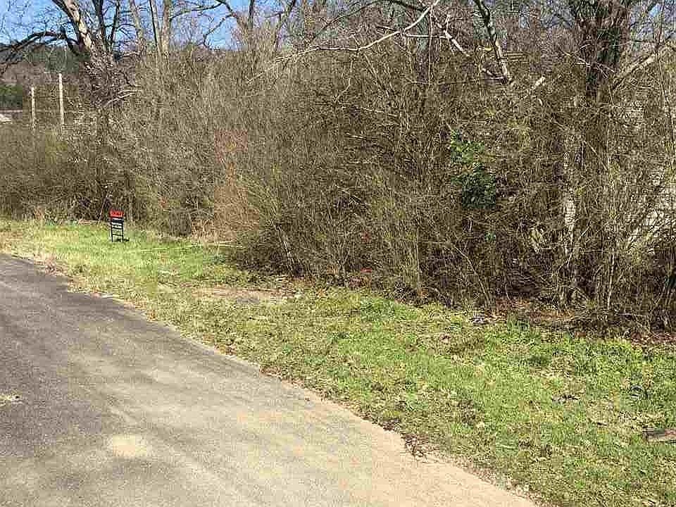 2nd image of 916 Black Rd