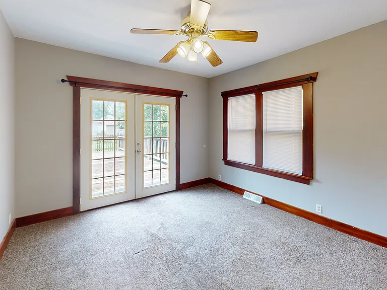 517 Squires Ave — Photo 9