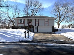 316 Gregory Dr, Gower, MO 64454