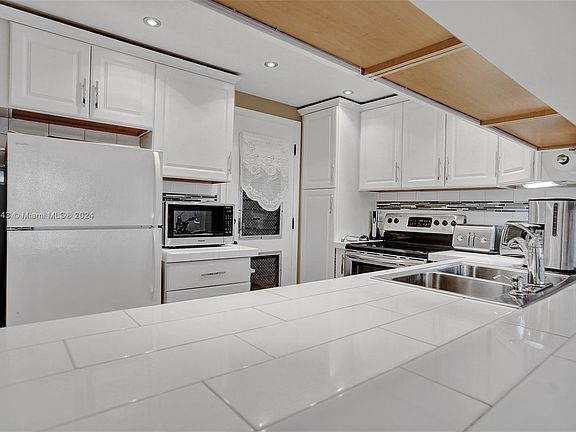 4th image of 17050 NE 14th Ave APT 112