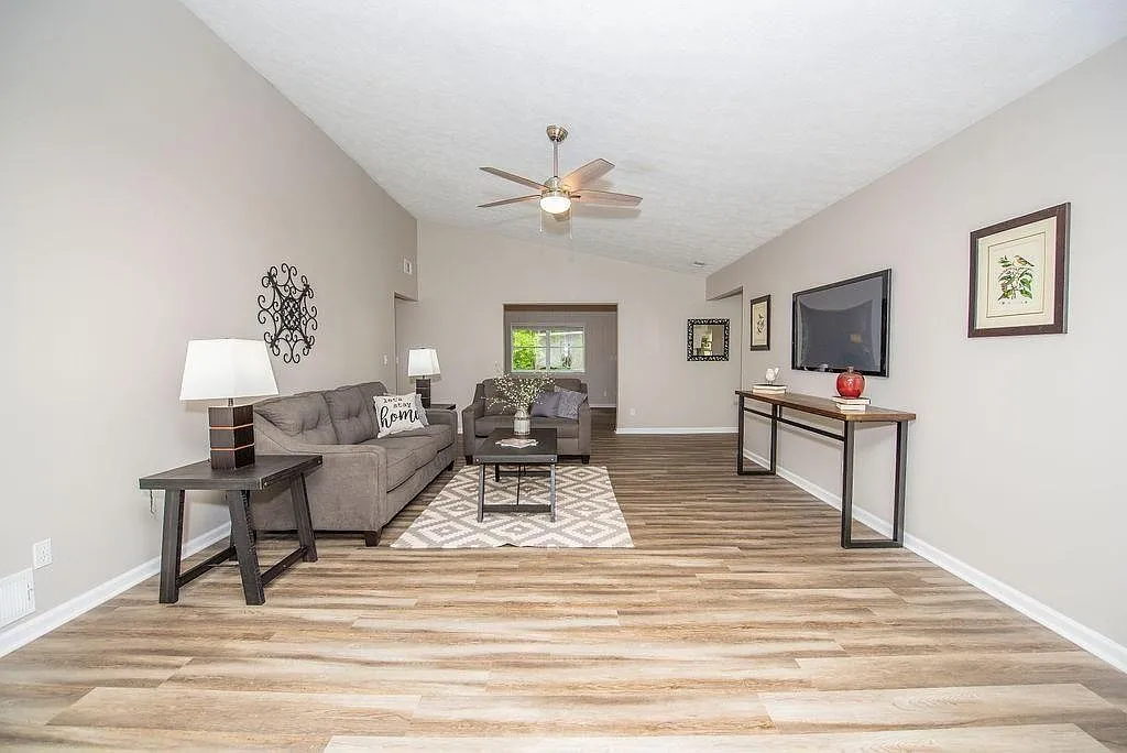 3 bed, 2.0 bath, 2268 sqft, $2,800 — Photo 2