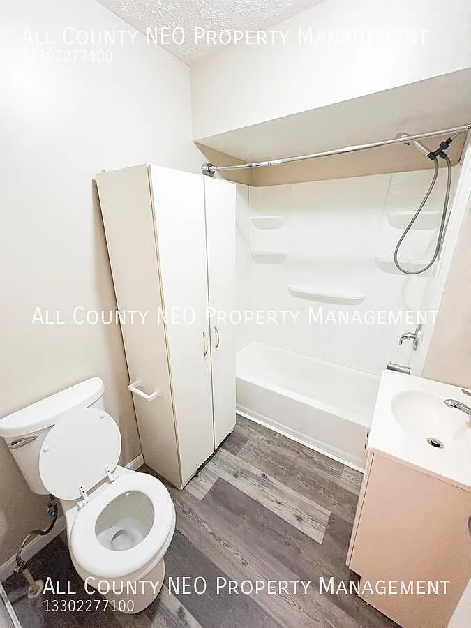 Spacious 2-Bedroom Home with Private Backyard! — Photo 4