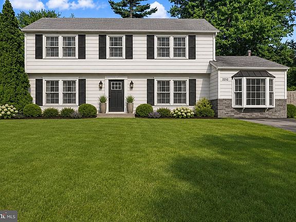 2nd image of 2712 Filbert Ln