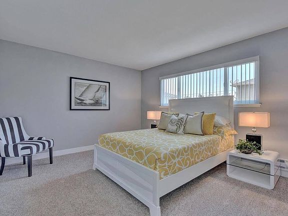 3rd image of 910 Clinton St APT 202