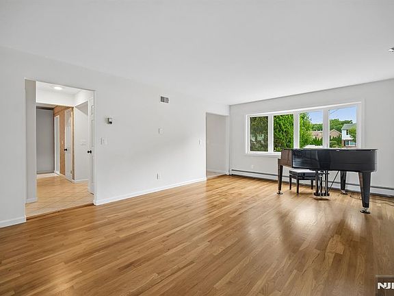 3rd image of 6 Aster Court