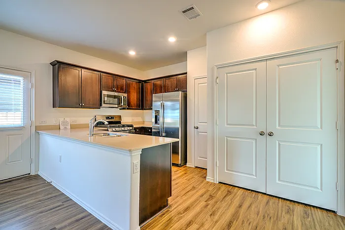 3 bed, 2.0 bath, 1266 sqft, $1,745 — Photo 4