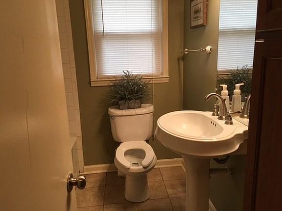 2nd image of 122 Windsor Dr