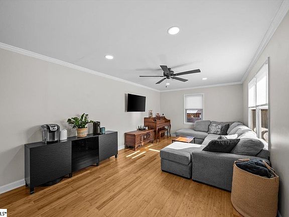4th image of 117 Oak Brook Dr