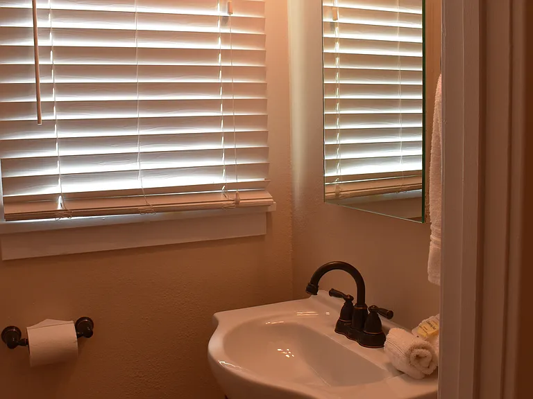 1/2 bath in front bedroom