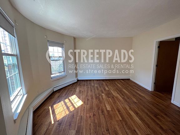 4th image of 82 S Huntington Ave