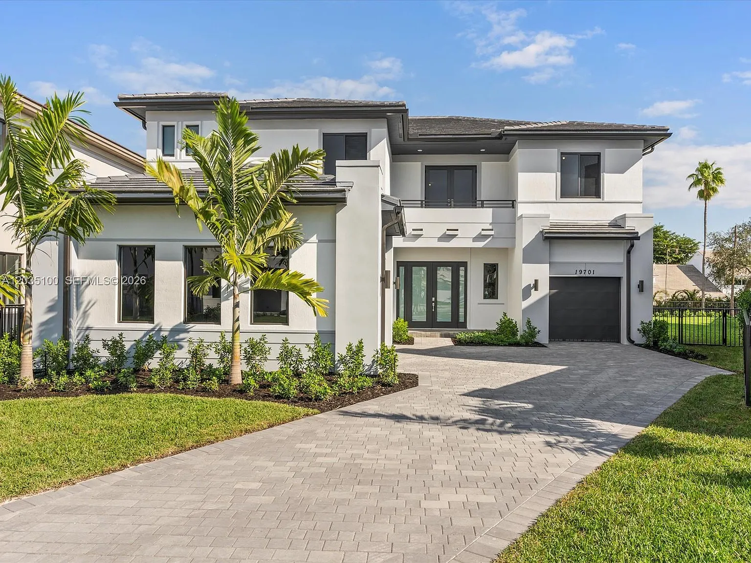 5 bed, 4.5 bath, 4197 sqft, $19,900 — Photo 3