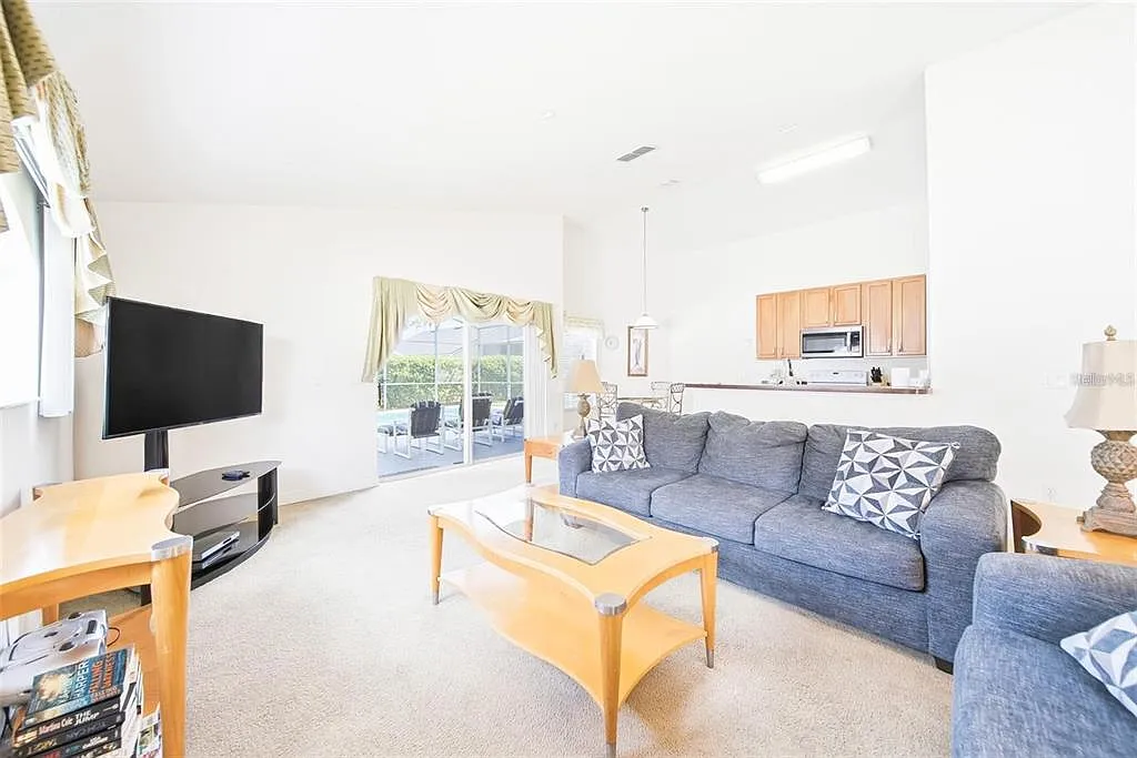 4 bed, 3.0 bath, 1944 sqft, $2,400 — Photo 2