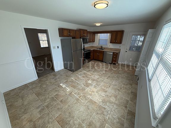 5th image of 1688 Guilford Dr