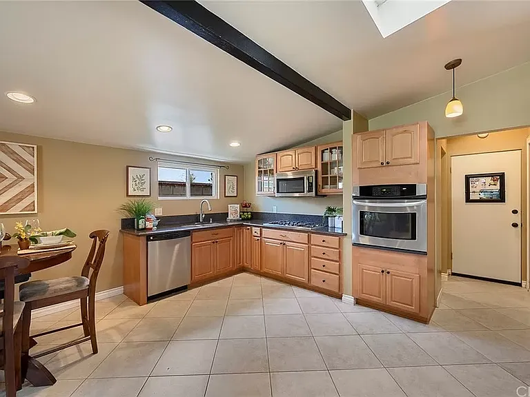 712 N Mountain View Pl — Photo 7