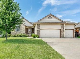 405 E Fox Run Ct, Mulvane, KS 67110