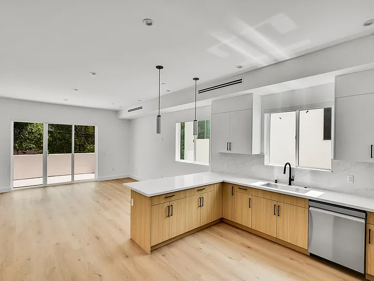 5022 Cahuenga Blvd — Photo 31