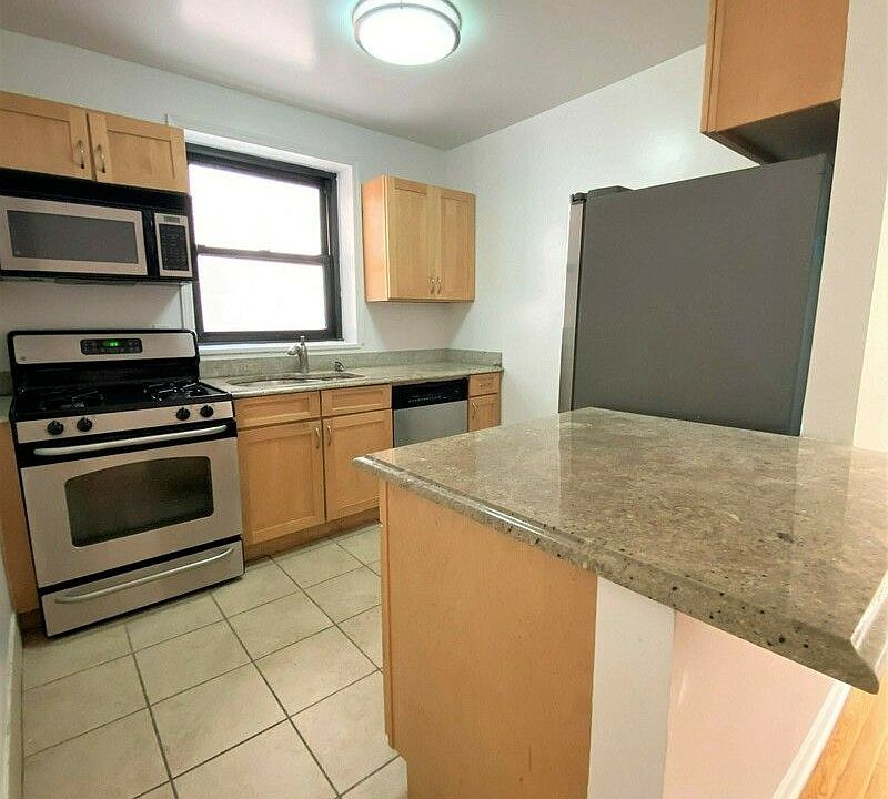 1st image of 305 E 47th St Floor 3