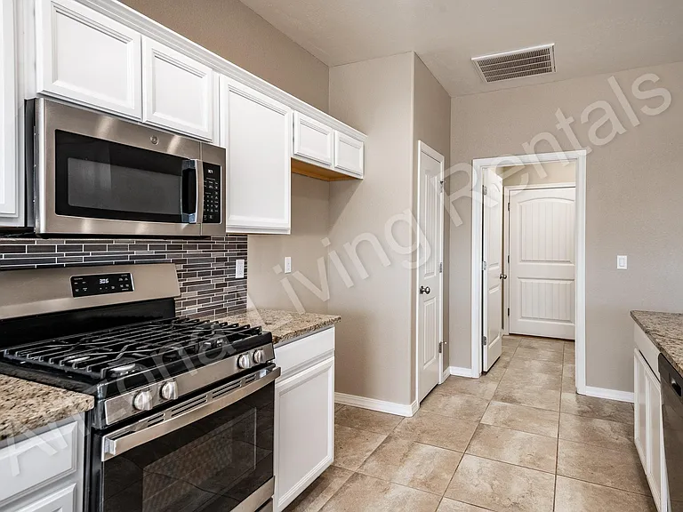 1726 E Aloe St — Photo 22