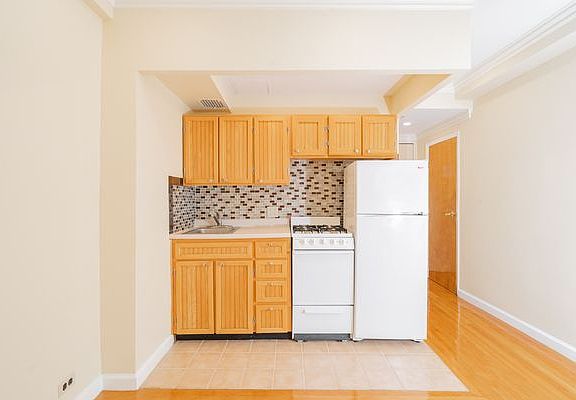 2nd image of 250 W 100th St #610