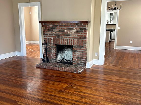 3rd image of 2815 Oak St