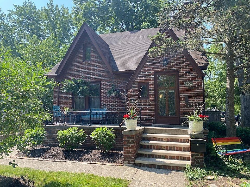 1st image of 702 E 6th St