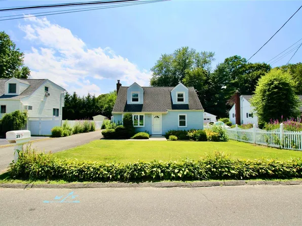 25 Barkers Lane, Huntington Station, NY 11746