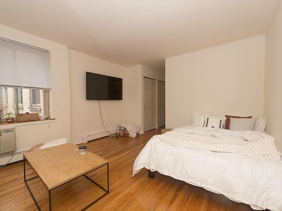 3rd image of 520 W Oakdale Ave #433