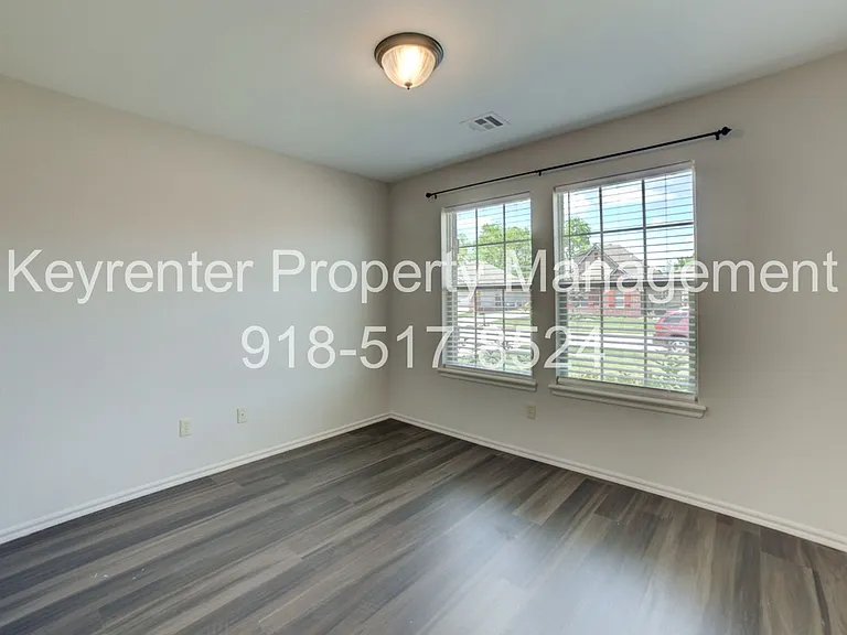 1911 W Canton Pl — Photo 16