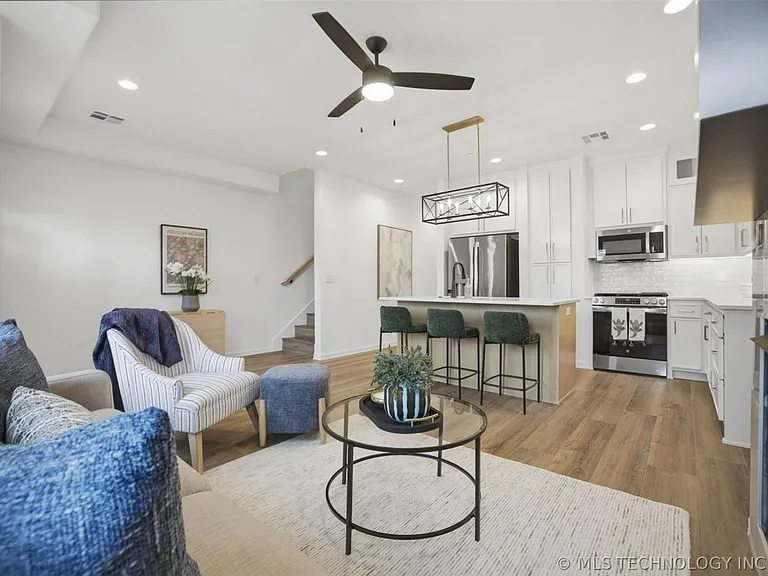 504 E B St — Photo 10