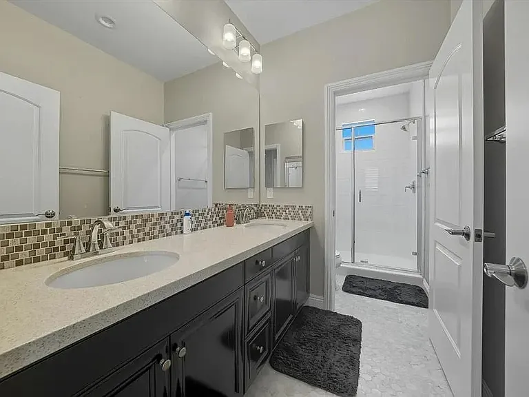Suite 4 Bathroom