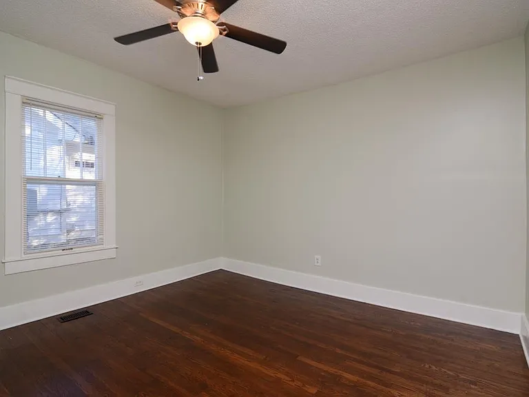 1542 Douglas Ave — Photo 9