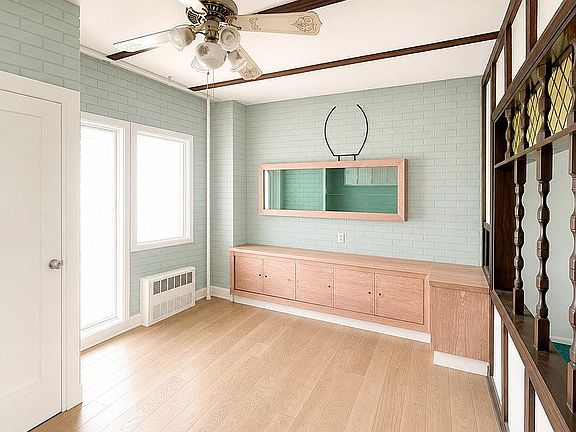 3rd image of 222 Avenue