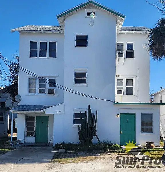 1st image of 222 N Oleander Ave