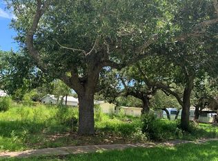208 S 7th St, Rockport, TX 78382