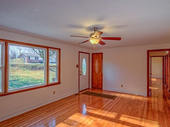 3rd image of 107 Hilltop Dr