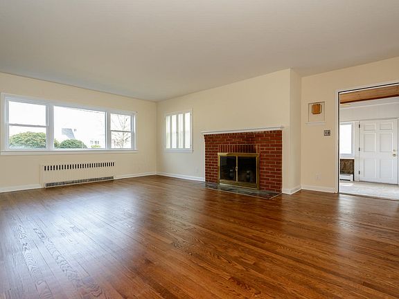 4th image of 349 Nassau Blvd