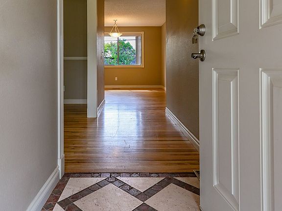 4th image of 512 SE 99th Ave