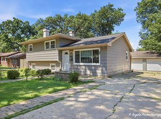 360 Hickory Dr, Crystal Lake, IL 60014