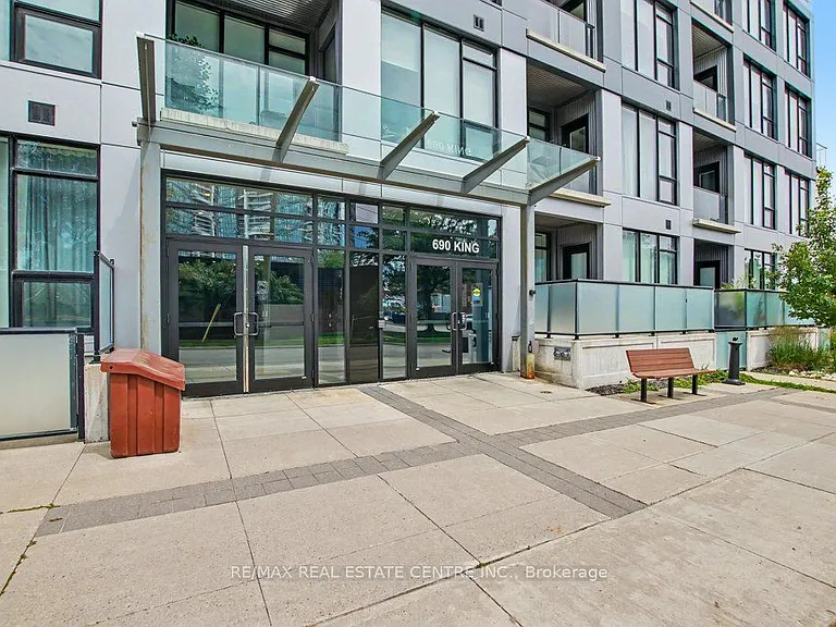 690 King St W #101 — Photo 6