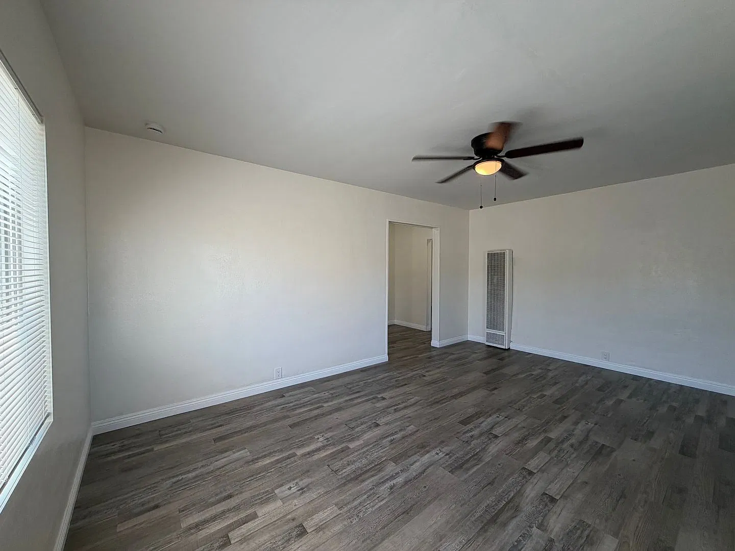 2 Bedroom 1 Bathroom Fenced House with Completely Remodeled Interior — Photo 4