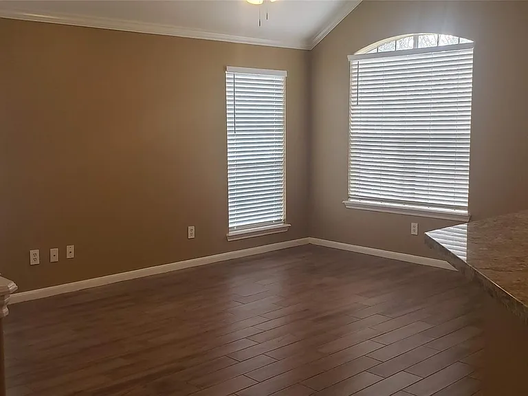 222 Canterbury Dr — Photo 4