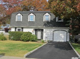 11 Chute Ln, Holbrook, NY 11741