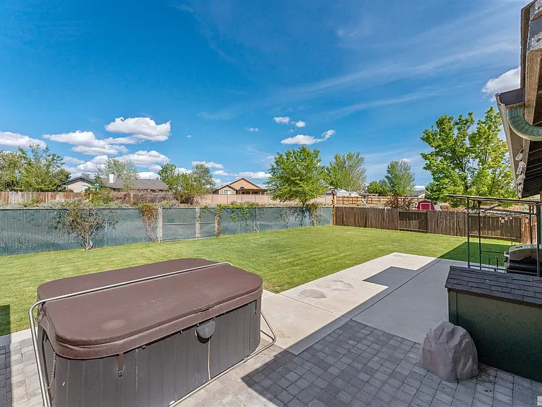 1380 Patricia Dr — Photo 6