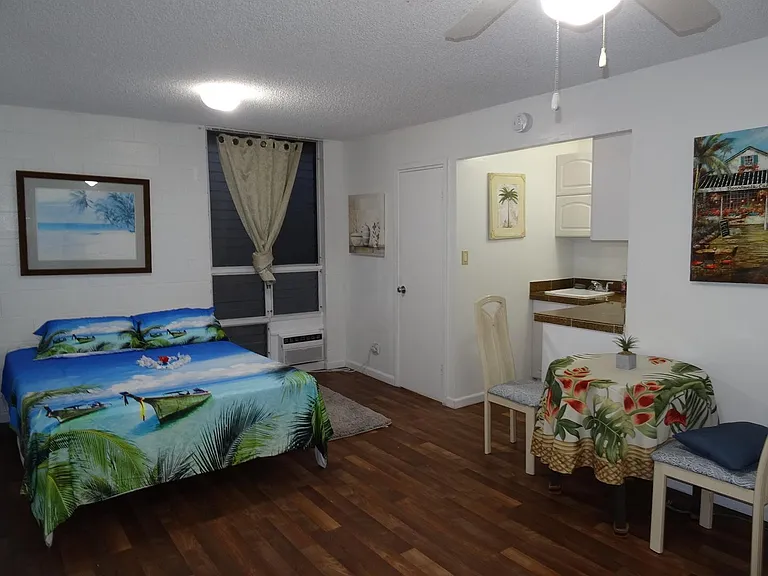 Waikiki Whale Watcher Apartments — Photo 41